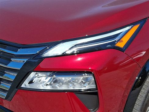 Used 2024 Nissan Rogue Platinum image 9