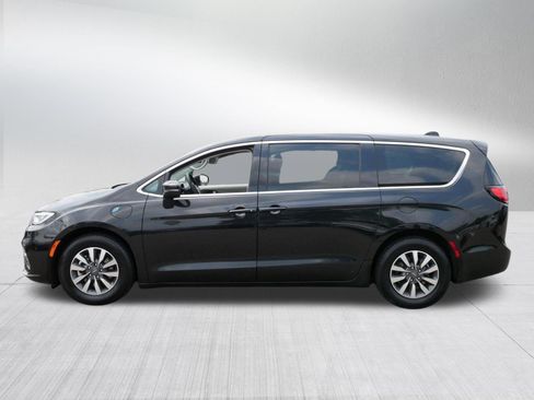 Used 2023 Chrysler Pacifica Touring-L FWD image 4
