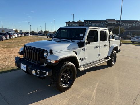 Used 2023 Jeep Gladiator Sport image 4