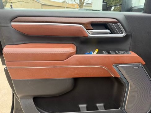 Used 2025 GMC Sierra 2500 Denali Ultimate image 9