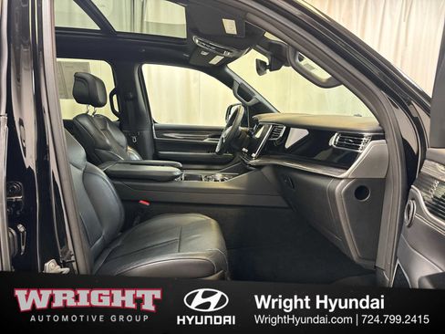 Used 2022 Jeep Wagoneer Series III w/ Premium Group I image 18