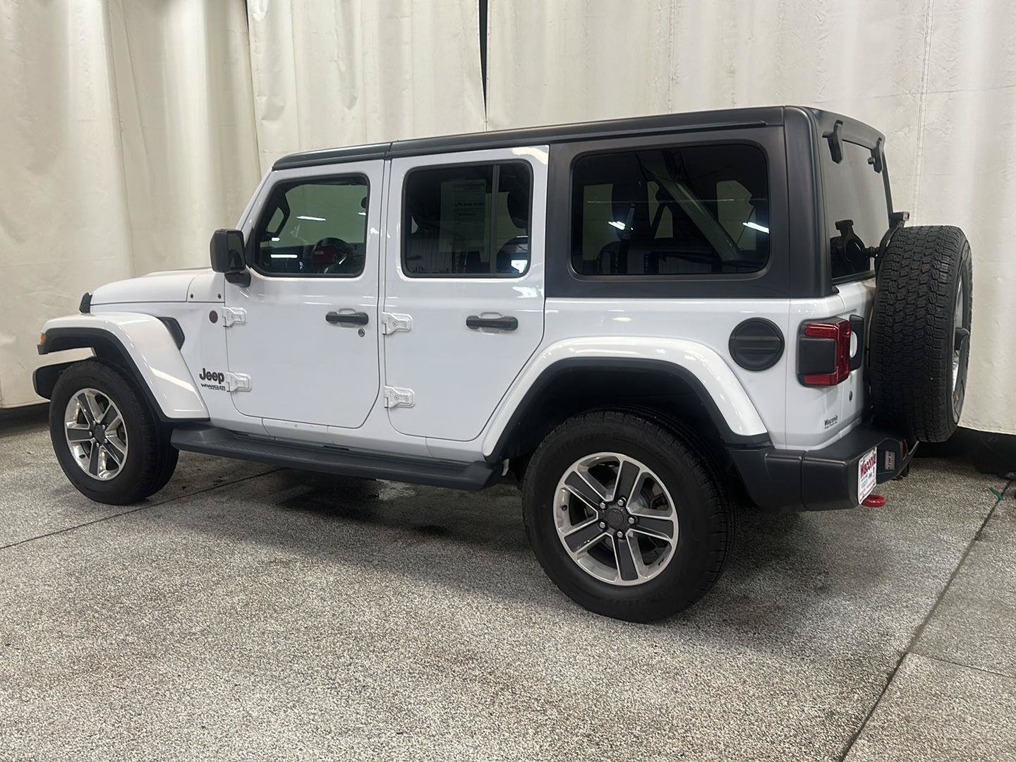 Used 2018 Jeep Wrangler Unlimited Sahara w/ Cold Weather Group AWD/4WD image 3