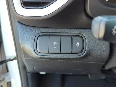 Used 2023 Hyundai Venue Limited image 12