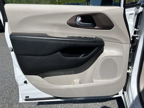 Used 2023 Chrysler Voyager LX image 24