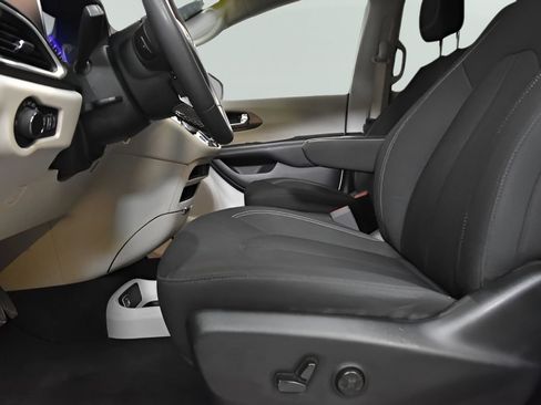 Used 2023 Chrysler Voyager LX FWD image 13