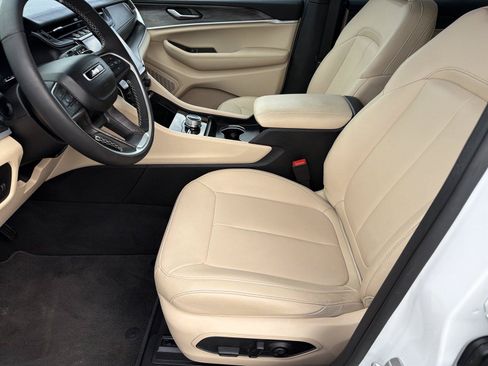 Used 2025 Jeep Grand Cherokee Limited AWD/4WD image 7