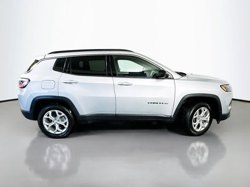 Used 2024 Jeep Compass Latitude AWD/4WD image 8