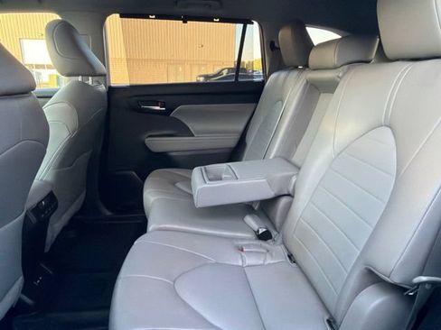 Used 2022 Toyota Highlander XLE AWD/4WD image 39