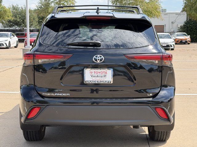 Used 2025 Toyota Highlander LE FWD image 4