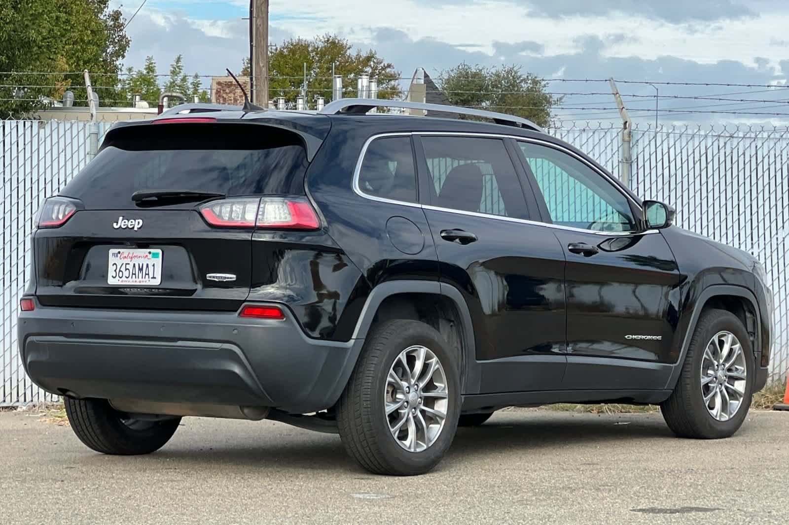 Used 2019 Jeep Cherokee Latitude Plus FWD image 3