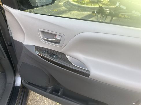 Used 2018 Toyota Sienna XLE Premium image 27