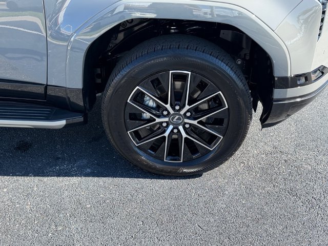 Used 2026 Lexus GX 550 w/ Accessory Package (2T) AWD/4WD image 9