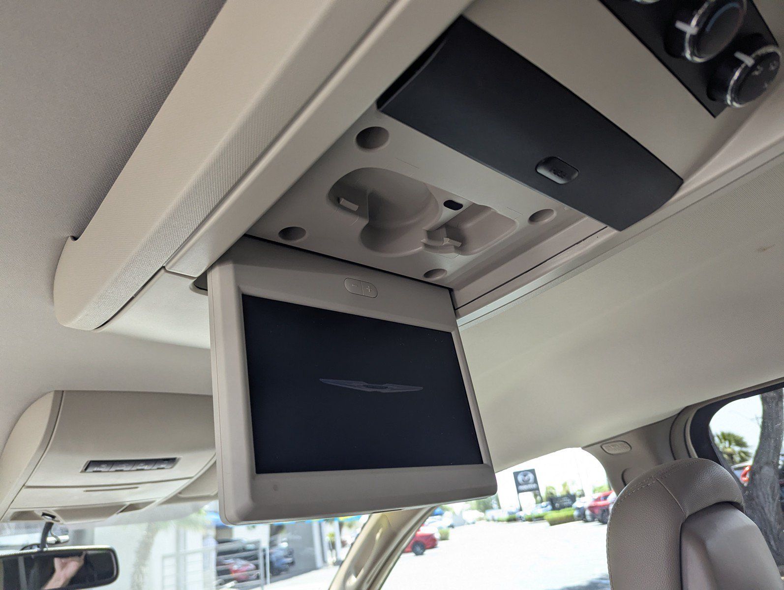 Used 2013 Chrysler Town & Country Touring FWD image 10