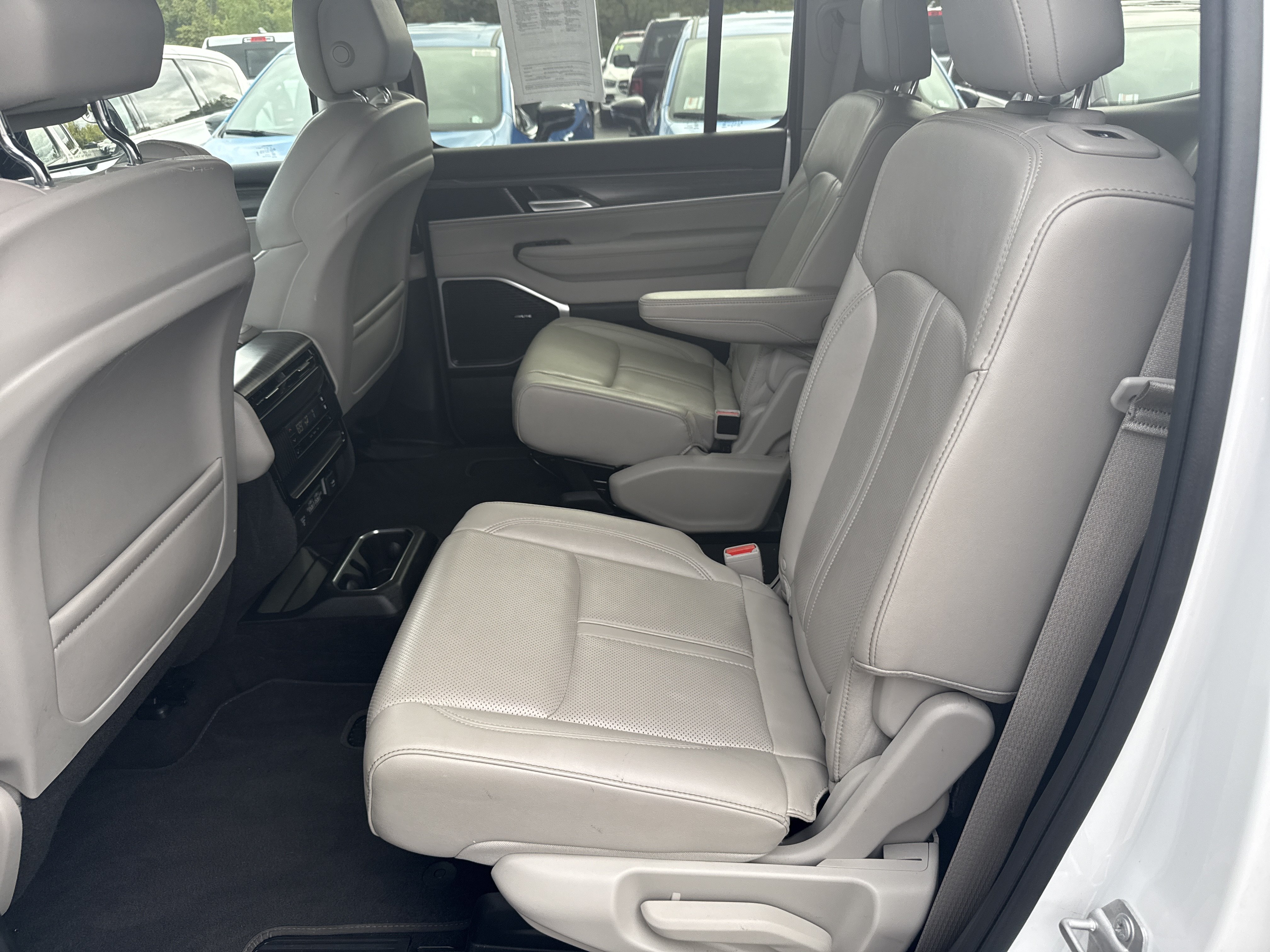 Used 2024 Jeep Wagoneer Series II AWD/4WD image 16