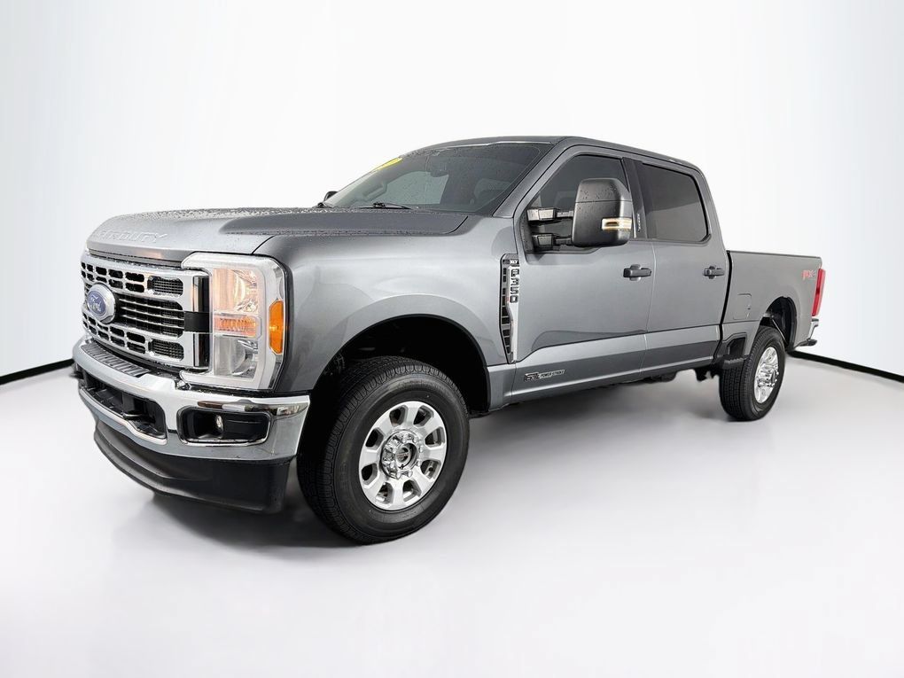 Used 2023 Ford F350 4x4 Crew Cab Super Duty image 3