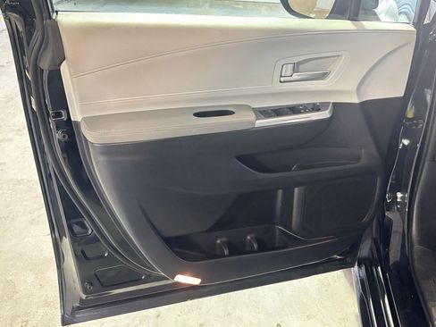 Used 2025 Toyota Sienna XLE image 20