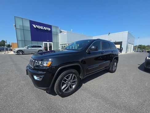 Used 2018 Jeep Grand Cherokee Laredo AWD/4WD image 2