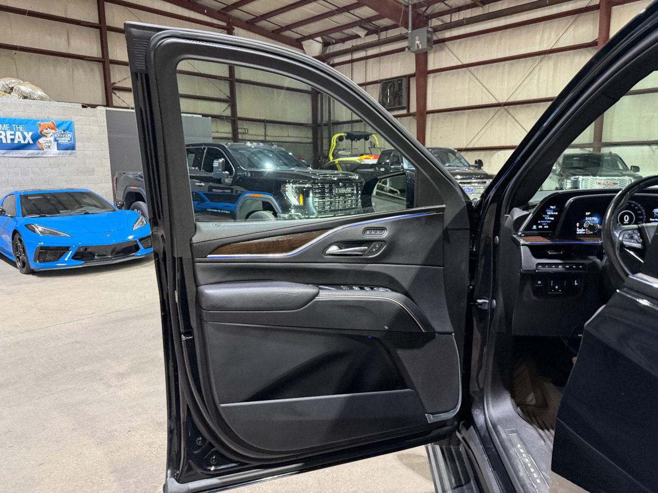Used 2022 Cadillac Escalade Sport Platinum w/ LPO, ONYX Package AWD/4WD image 11