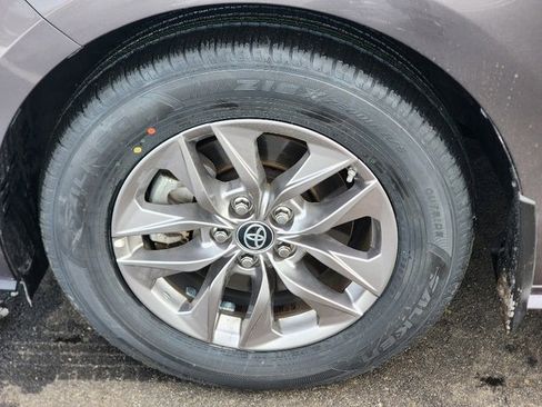 Used 2023 Toyota Sienna XLE image 18