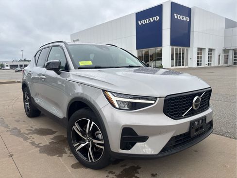 Used 2024 Volvo XC40 B5 Core w/ Climate Package AWD/4WD image 2