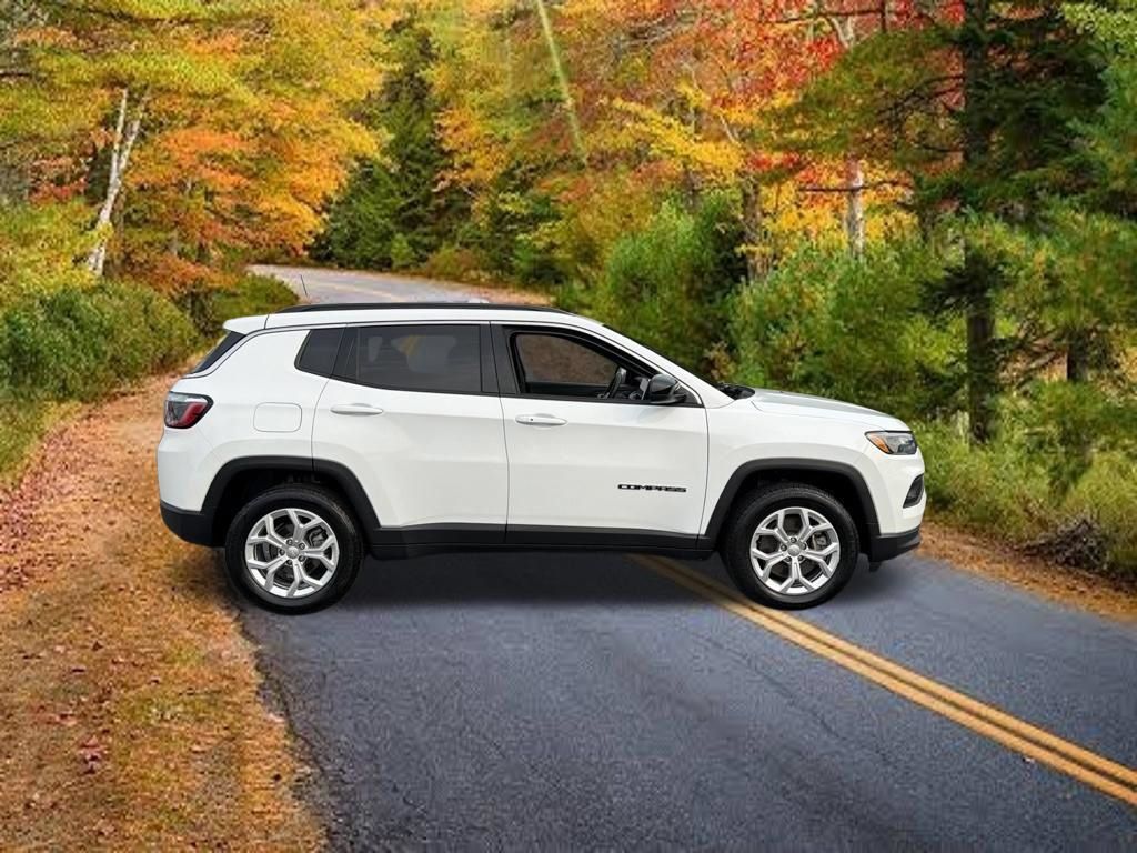 Used 2024 Jeep Compass Latitude AWD/4WD image 2