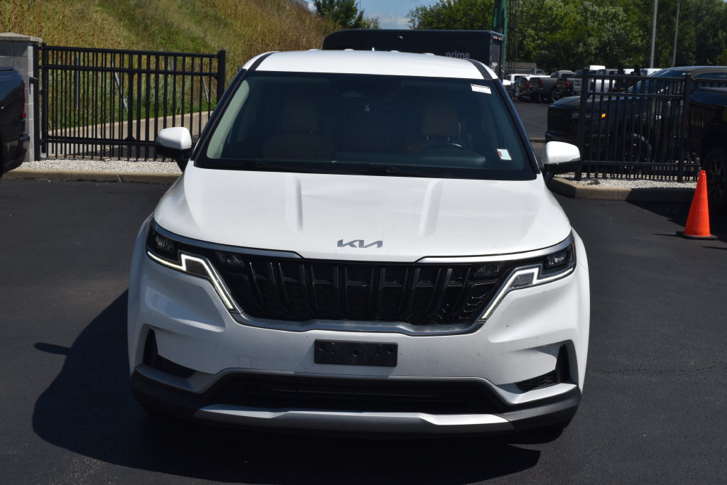 Used 2023 Kia Carnival LX FWD image 2