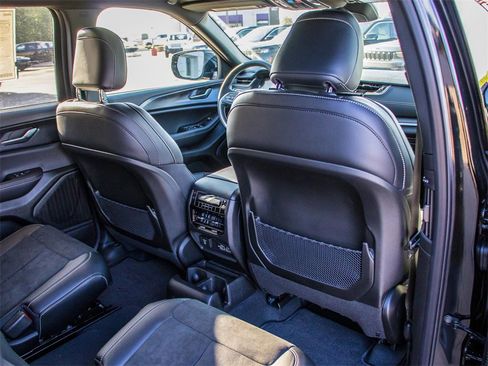 Used 2025 Jeep Grand Cherokee L Altitude image 21