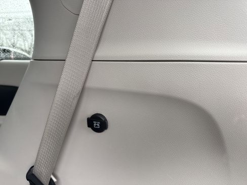 Used 2022 Chrysler Pacifica Touring-L image 12