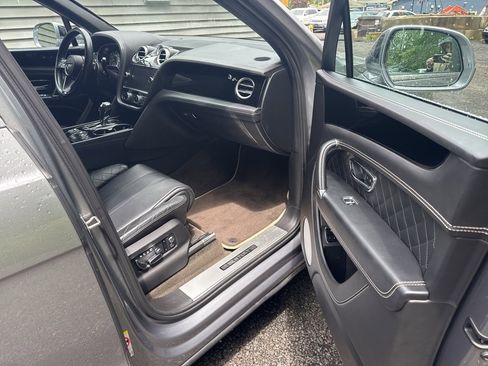 Used 2018 Bentley Bentayga Activity image 28