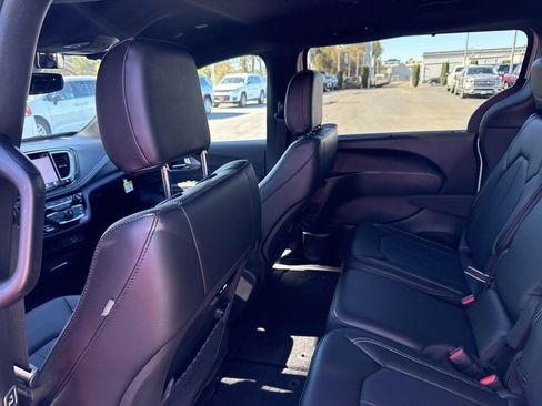 New 2026 Chrysler Pacifica Select image 9