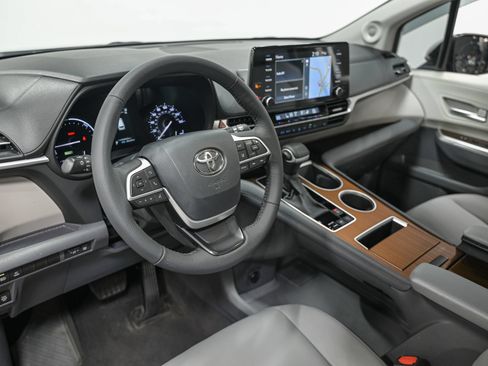 Used 2024 Toyota Sienna XLE w/ XLE Plus Package FWD image 15