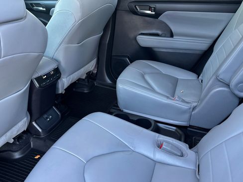 Used 2023 Toyota Highlander L image 12