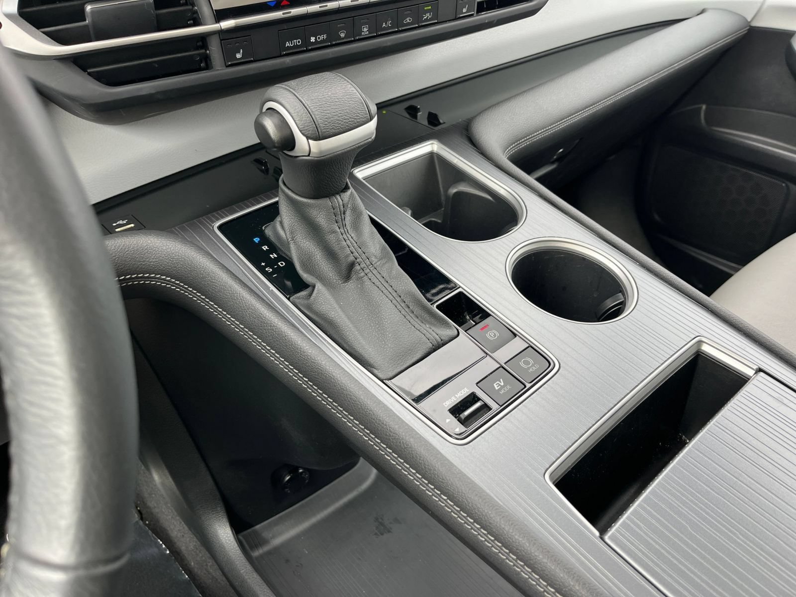 Used 2025 Toyota Sienna XLE FWD image 43