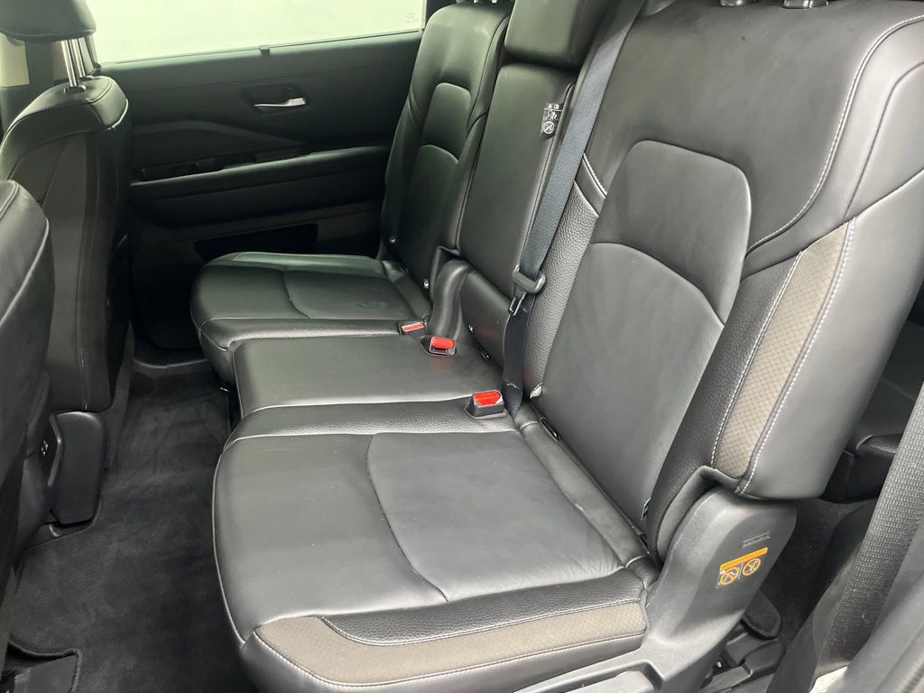 Used 2025 Nissan Pathfinder SL FWD image 20