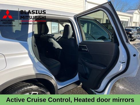 Used 2025 Mitsubishi Outlander SE image 12