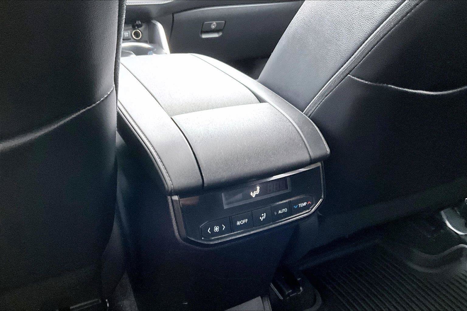Used 2021 Toyota Highlander XLE AWD/4WD image 11
