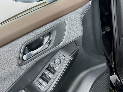 Used 2023 Nissan Rogue SV image 17