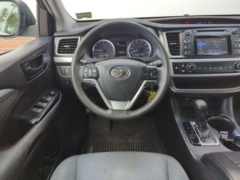 Used 2019 Toyota Highlander LE AWD/4WD image 18