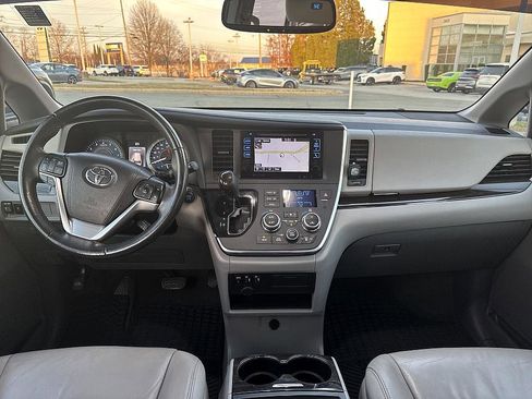 Used 2016 Toyota Sienna XLE image 18