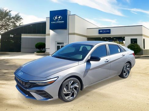 Certified 2025 Hyundai Elantra SEL FWD image 2