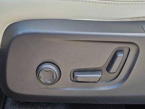 Used 2021 Volvo XC40 T5 Momentum w/ Protection Package Premier image 17