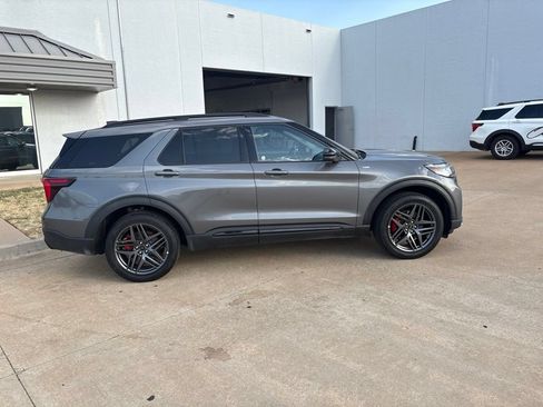 Used 2025 Ford Explorer ST-Line w/ ST-Line Street Pack AWD/4WD image 4