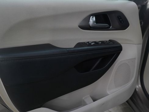 Used 2017 Chrysler Pacifica Limited image 27