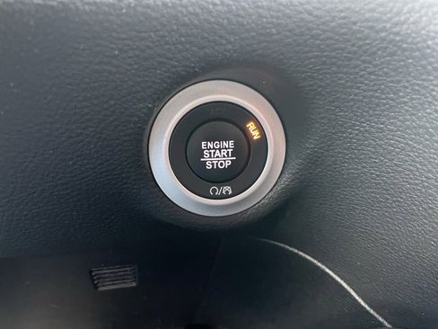 Used 2025 Chrysler Pacifica Limited image 50