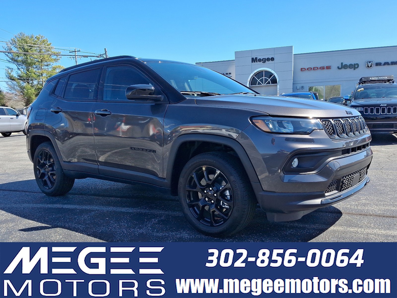 Used 2024 Jeep Compass Latitude w/ Convenience Group AWD/4WD image 1