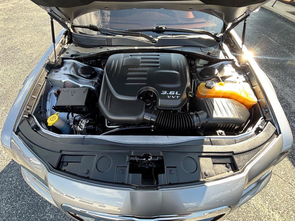 Used 2013 Chrysler 300 S RWD image 40