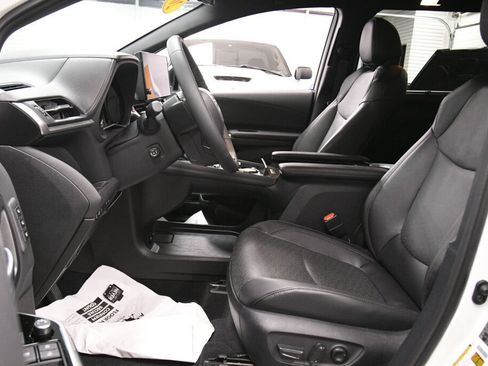 Used 2026 Toyota Sienna Platinum AWD/4WD image 9