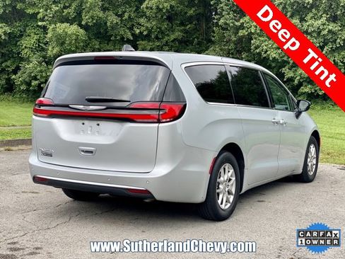 Used 2024 Chrysler Pacifica Touring-L image 7