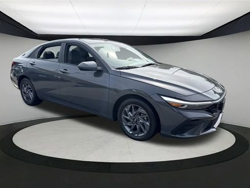 Used 2024 Hyundai Elantra SEL image 4