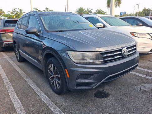 Used 2020 Volkswagen Tiguan SE w/ Panoramic Sunroof Package FWD image 2